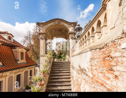 Praga - Luglio 10: estate-house della parte inferiore del piccolo Furstenberg giardino sulla luglio 10, 2017 a Praga, Repubblica Ceca. Foto Stock