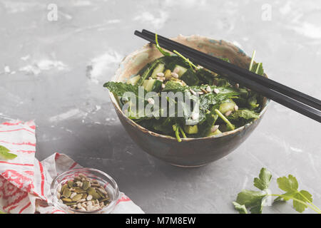 Green vegan kale, cetriolo, semi di girasole insalata. Una sana alimentazione vegetariana concetto.