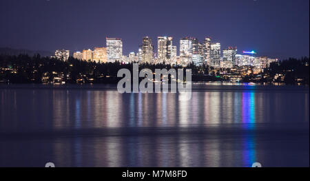 In rapida crescita Bellevue Washington city che riflette la luce in acqua vista dal davanti al lago Foto Stock