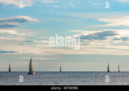 Un fiew barche a vela sono in viaggio nel Mar Baltico. Viaggio estivo Foto Stock