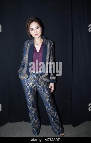 Tadashi Shoji e celebrity valutazione back stage e fila anteriore di Tadashi Shoji pista show per New York caduta della settimana della moda Fashion con: Ella Chen dove: New York New York, Stati Uniti quando: 08 Feb 2018 Credit: Jeff Grossman/WENN.com Foto Stock