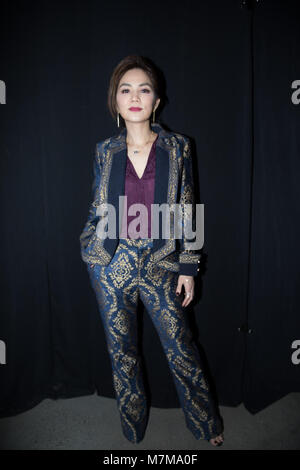 Tadashi Shoji e celebrity valutazione back stage e fila anteriore di Tadashi Shoji pista show per New York caduta della settimana della moda Fashion con: Ella Chen dove: New York New York, Stati Uniti quando: 08 Feb 2018 Credit: Jeff Grossman/WENN.com Foto Stock