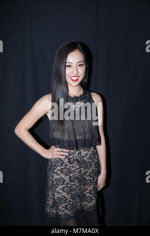 Tadashi Shoji e celebrity valutazione back stage e fila anteriore di Tadashi Shoji pista show per New York caduta della settimana della moda Fashion con: Lyrica Okano dove: New York New York, Stati Uniti quando: 08 Feb 2018 Credit: Jeff Grossman/WENN.com Foto Stock