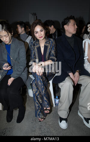 Tadashi Shoji e celebrity valutazione back stage e fila anteriore di Tadashi Shoji pista show per New York caduta della settimana della moda Fashion con: Ella Chen dove: New York New York, Stati Uniti quando: 08 Feb 2018 Credit: Jeff Grossman/WENN.com Foto Stock