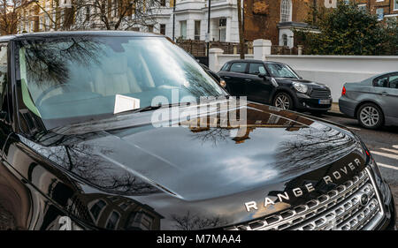 London, Regno Unito - 10 Marzo 2018: i biglietti per il parcheggio per una sanzione o multa bloccato sul Range Rover Auto del parabrezza, catturata nel Royal Borough di Kensington Foto Stock