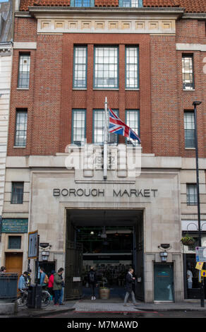 L'ingresso principale al mercato di Borough di Borough High street nel centro di Londra a Southwark. stile art deco storico architettura vintage e atmosferica Foto Stock