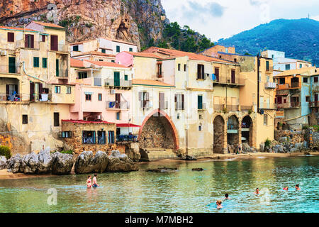Mare di Cefalù città vecchia, Palermo regione Sicilia isola in Italia Foto Stock