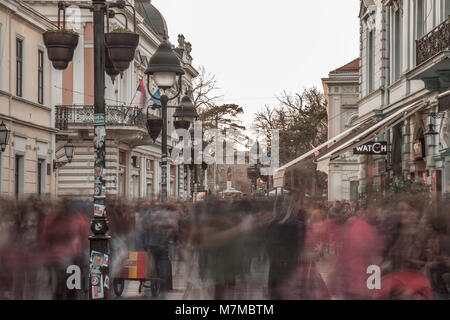 Belgrado, Serbia - MARZO 11, 2018: Kneza Mihailova street all'alba, affollato. Noto anche come via Knez Mihaila, questa è la principale strada pedonale della città Foto Stock