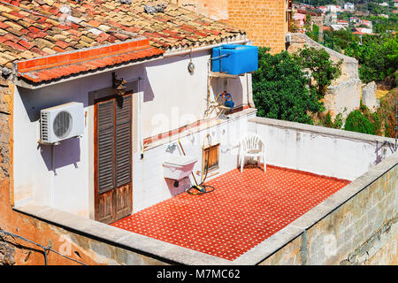 Balcone in una tipica casa italiana nella città di Monreale, sicilia, Italia Foto Stock