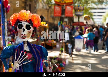 Lo scheletro di manichino dipinto e decorato con orange in carta pesta fiori e orecchini per il Dia de los Muertos/ Giorno dei Morti Foto Stock