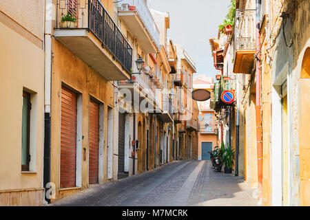 Street con vecchie case a Aidone, in provincia di Enna in Sicilia in Italia Foto Stock