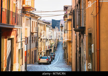 Street con vecchie case a Aidone, in provincia di Enna in Sicilia in Italia Foto Stock