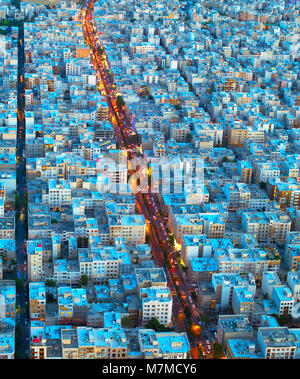 Gli uccelli vista di Tehran dalla torre Milad al crepuscolo. Iran Foto Stock