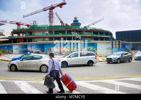 SINGAPORE - Jan 13, 2017: uomo borsa da trasporto nella parte anteriore del cantiere di Changi Airport Terminal. Il Changi Airport serve più di 100 compagnie aeree Foto Stock