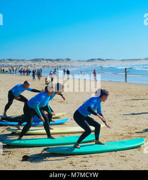 BALEAL, Portogallo - 30 LUG 2017: Pullman mostrano come navigare al gruppo di surfers. Ericeira è famosa destinazione di surf in Portogallo. Foto Stock