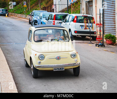 Cefalù, Italia - 26 Settembre 2017: equitazione donna vecchia FIAT 500 auto nella città di Cefalu, Palermo regione Sicilia isola in Italia Foto Stock