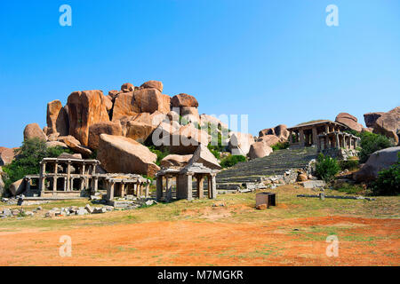 Estremità orientale di Hampi Bazaar, Hampi, Karnataka, India. Centro Sacro. Foto Stock