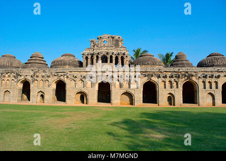 Elephant maneggio. Undici camere a cupola per il royal elefanti. Hampi monumenti, Karnataka, India Foto Stock