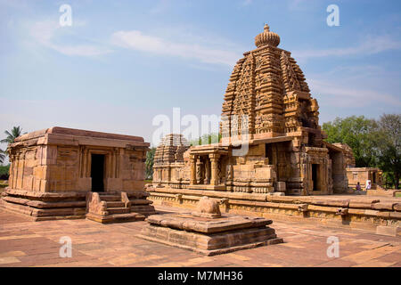 Tempio a tetto piatto di Chandrashekhara con mandapa Nandi di fronte e Tempio di Galaganatha, Pattadakal, Karnataka, India Foto Stock