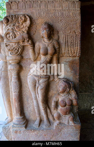 Signora snella in una graziosa postura. Nandi mandapa, Tempio Virupaksha, Pattadaka Foto Stock