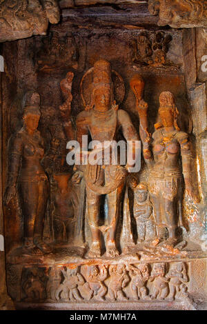 Grotta 1 : Shiva e consorti. Le grotte di Badami, Bijapur district, Karnataka, India Foto Stock