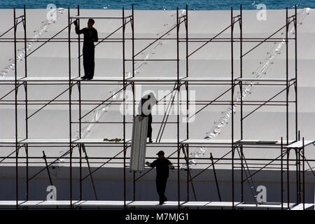 Sagome dei lavoratori sul ferro impalcatura di alluminio Foto Stock