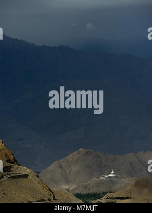 Shanti Stupna visto da Khardungla Pass Road Foto Stock