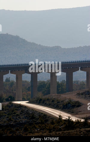 Viadotto sulla autostrada A1, tra Zagabria e Spalato, vicino alla città di Trogir, Croazia Foto Stock