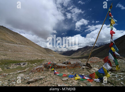 Bandiere di preghiera a Khardung la Pass Foto Stock