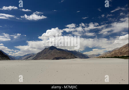 Sabbia asciutta il letto del fiume del fiume Shyok sul modo di Nubra Valley Foto Stock