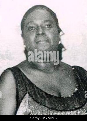 Una fotografia del 1980 della cantante jazz americana Carmen McRae di Barbara Weinberg Barefield, che cattura la cantante durante una performance dal vivo nota per il suo fraseggio espressivo e la sua arte. Foto Stock