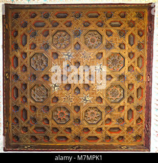 Fotografia del soffitto decorato nella Alcázar di Siviglia, Spagna, caratterizzato da un dettagliato design architettonico moresco, intricati motivi geometrici e artigianato storico delle tradizioni artistiche islamiche e mudéjar. Foto Stock
