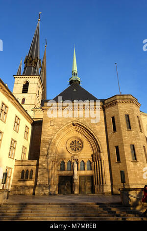 Questa fotografia raffigura la cattedrale di Notre-Dame a Lussemburgo, caratterizzata da architettura gotica, costruzioni in pietra, guglie, monumenti religiosi, e significato storico in Lussemburgo. Foto Stock