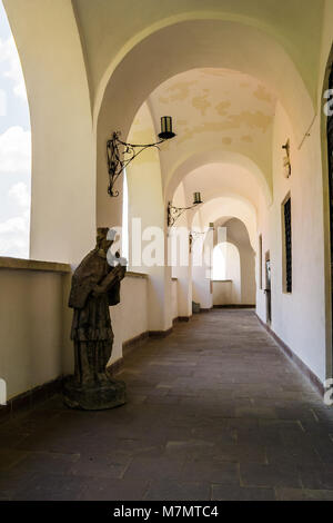 Arcade del Castello Palanok cortile interno. Vecchia fortificazione serve ora come il museo ed è meta turistica molto punto di riferimento Foto Stock