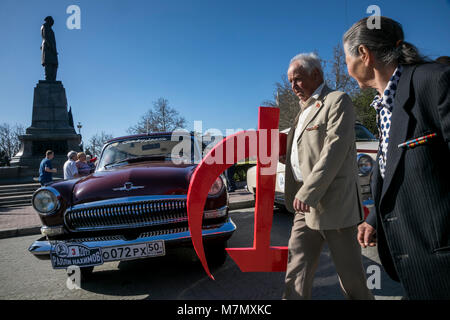 I partecipanti nel giorno di maggio processione del Partito comunista sono a piedi lungo piazza Nakhimov sulla Internazionale dei Lavoratori Giornata di solidarietà in Sevast Foto Stock