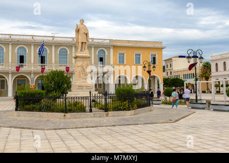 Zante, Grecia - 29 Settembre 2017: Dionisios Solomos statua che si trova nella parte anteriore del Museo bizantino di Zante, Grecia. Foto Stock