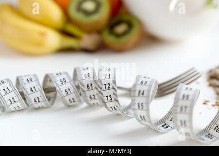 Una sana frutta, verdura e nastro di misurazione attorno alla forcella. La perdita di peso e il giusto concetto di nutrizione Foto Stock