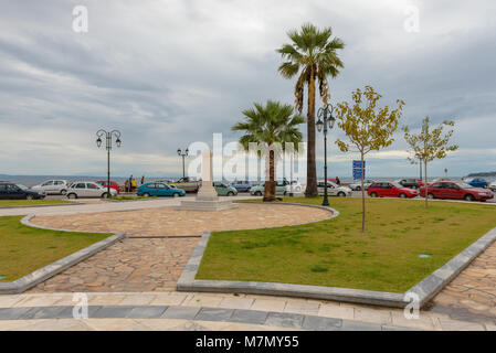 Zante, Grecia - 29 Settembre 2017: Vista di palme e mare dalla piazza principale nella città di Zacinto, Grecia. Foto Stock