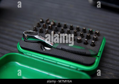 Ogni auto officina è attrezzata con molti strumenti che rendono il lavoro più efficiente e abbreviare il tempo di lavoro. Foto Stock