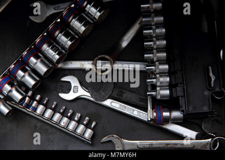 Ogni auto officina è attrezzata con molti strumenti che rendono il lavoro più efficiente e abbreviare il tempo di lavoro. Foto Stock