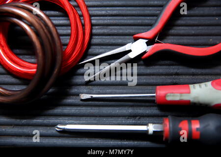 Ogni auto officina è attrezzata con molti strumenti che rendono il lavoro più efficiente e abbreviare il tempo di lavoro. Foto Stock