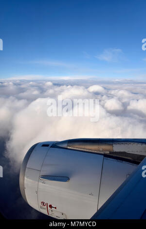 Guardando attraverso una finestra di un Airbus A320 mentre volando sul mare Egeo, Grecia Foto Stock