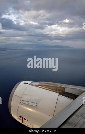 Guardando attraverso una finestra di un Airbus A320 mentre volando sul mare Egeo, Grecia Foto Stock