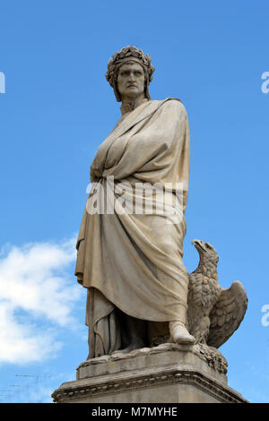 Dante Alighieri monumento sulla Piazza Santa Croce accanto alla Basilica di Santa Croce di Firenze - Italia. Foto Stock