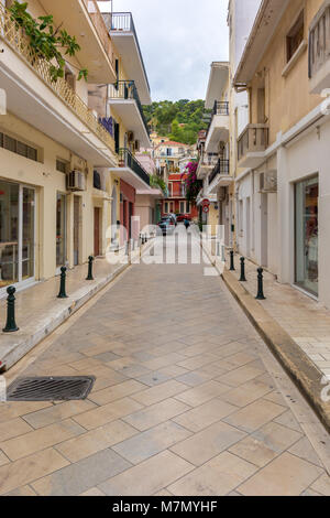 Zante, Grecia - 29 Settembre 2017: strada stretta nella città di Zante. L'isola di Zante, Grecia Foto Stock