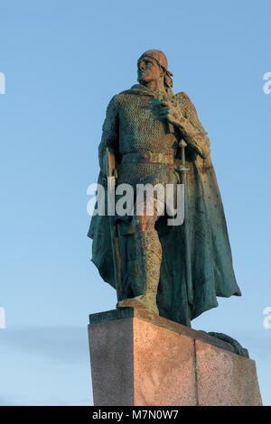 La statua di explorer Leif Erikson nella parte anteriore della chiesa Hallgrimskirkja a Reykjavik, Islanda Foto Stock