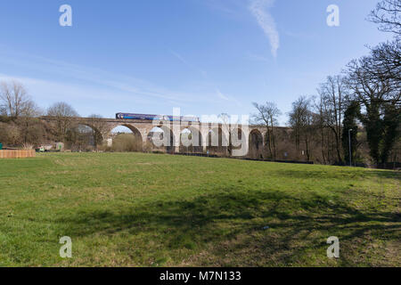 Una classe Scotrail 156 sprinter treno attraversa il viadotto a Norwich (nord di Kilmarnock) Foto Stock