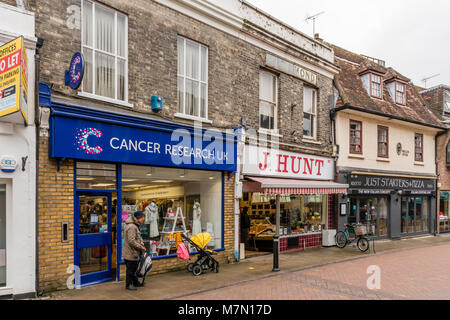 Tre negozi su Peascod Street in Windsor, Regno Unito. Marzo 2018 Foto Stock