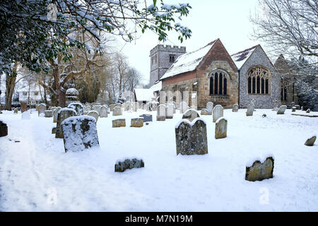 Scena di neve della Chiesa Ringmer, East Sussex, Regno Unito, la chiesa e la grave yard in primo piano, un salice piangente albero a sinistra e la chiesa su th Foto Stock