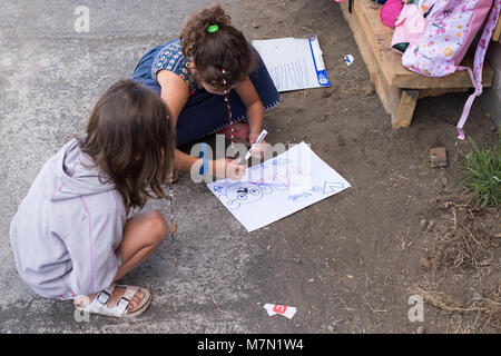Bambine il disegno di una foto su strada in Sud America Foto Stock